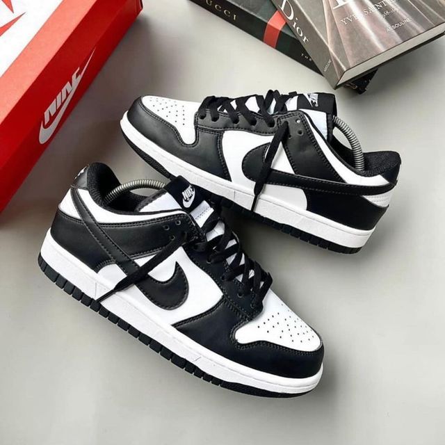 NIKE DUNK LOW - Black and White
