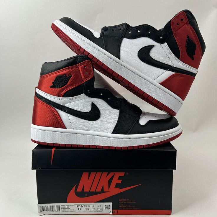 Nike Air Jordan 1 Retro High - Black Toe