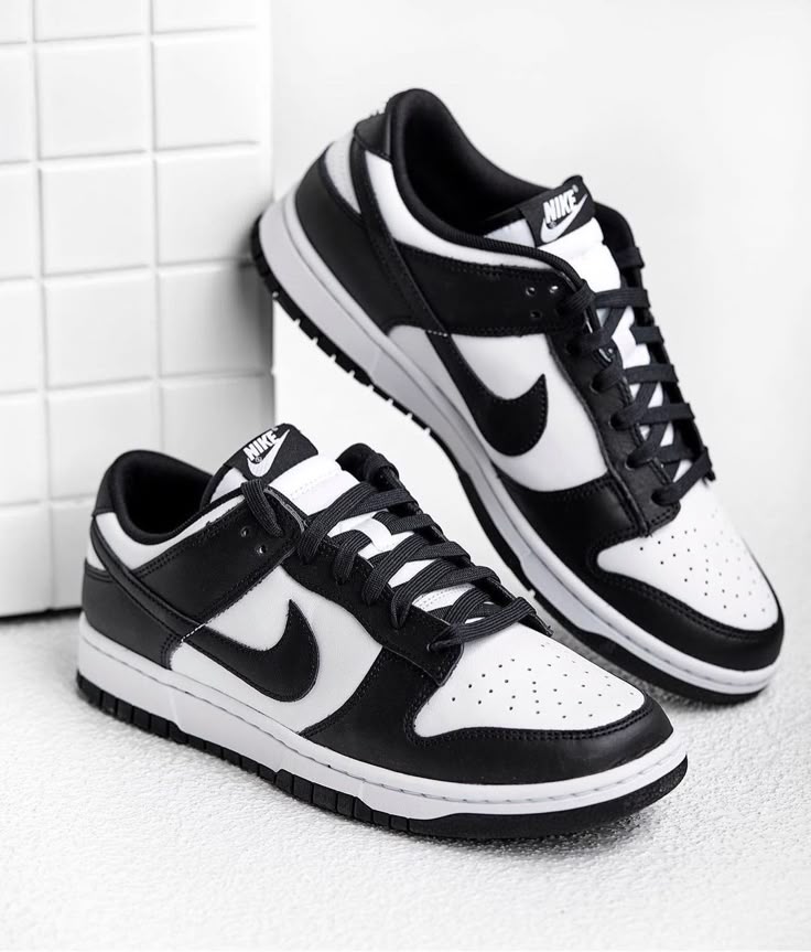 NIKE DUNK LOW - Black and White
